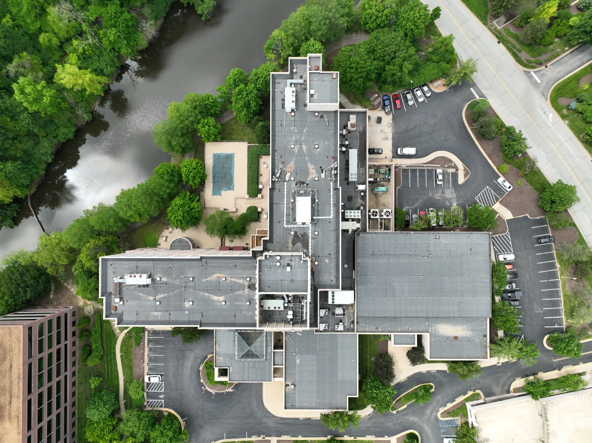 Site context — a nadir view records the complete building footprint, rooftop access zones and surrounding constraints.